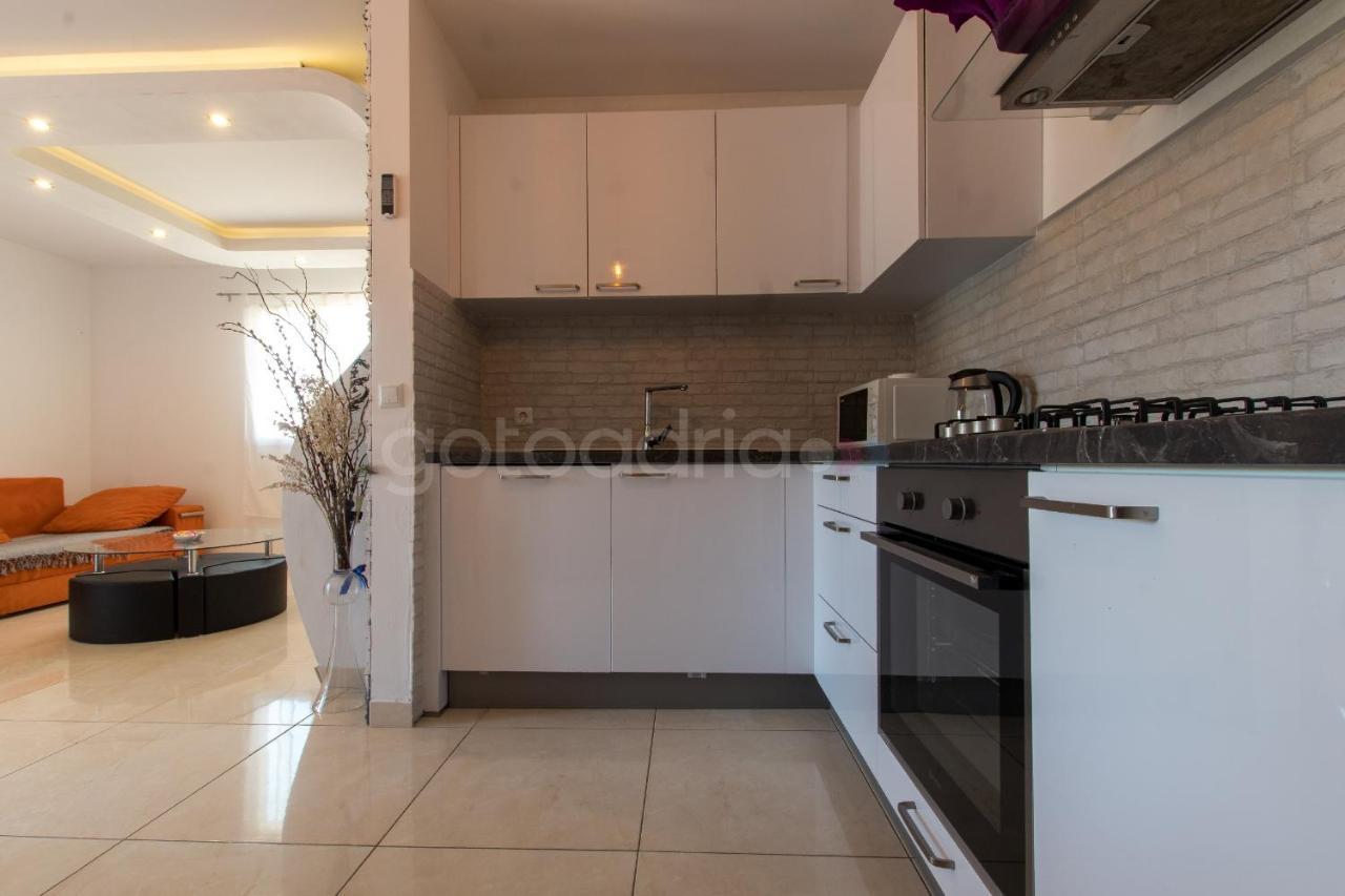 Apartment Vesna With Balcony & Free Parking Makarska Bagian luar foto